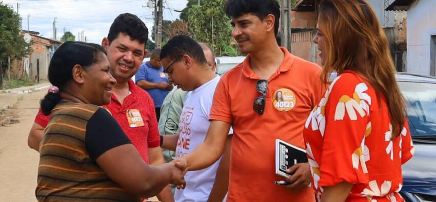 Soane Galvão faz corpo a corpo com eleitores de Itabela