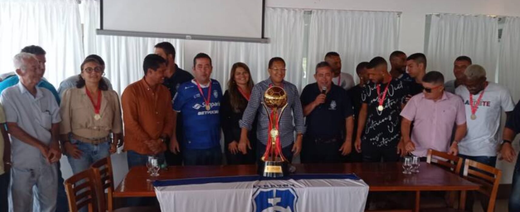 Prefeito Augusto Castro confraterniza-se com a equipe bicampeã do time Itabuna Esporte Clube