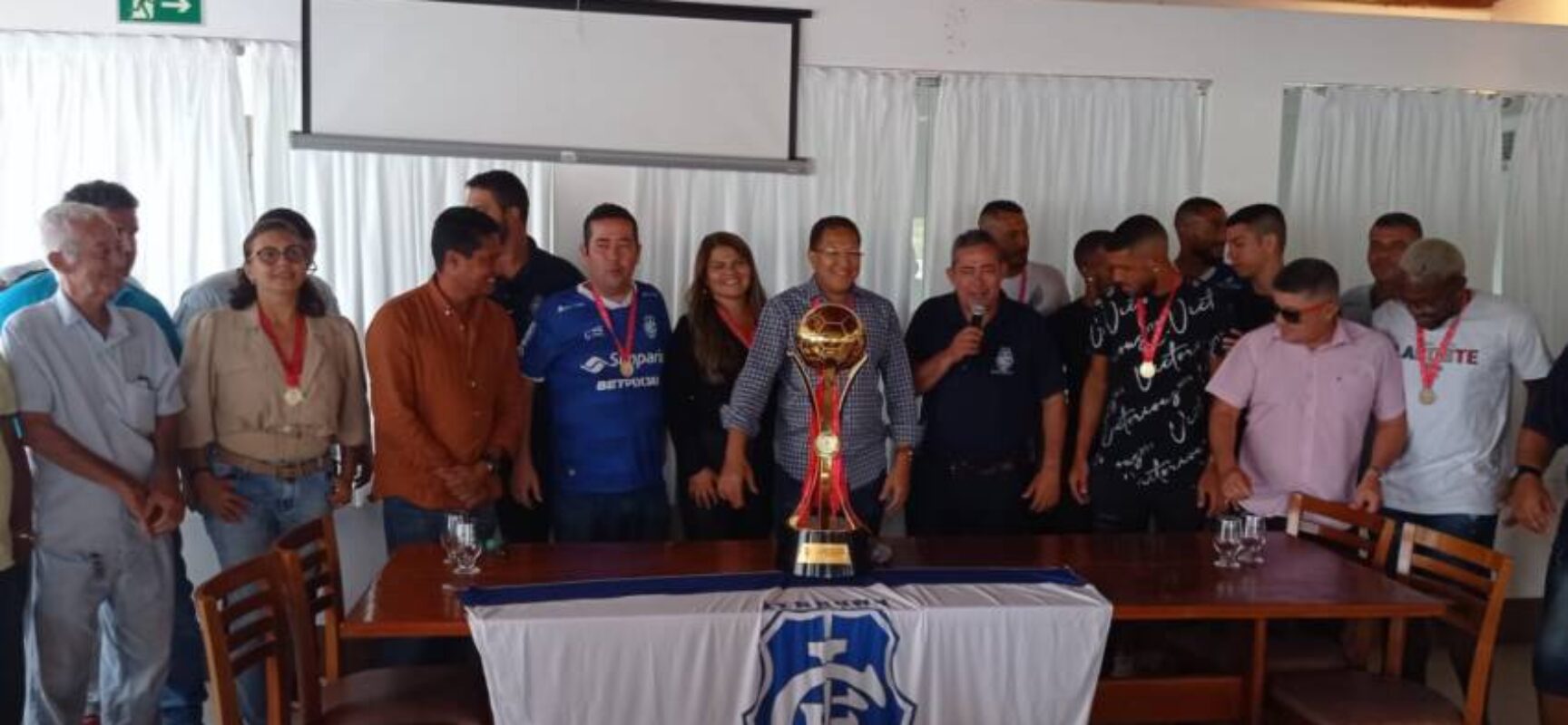 Prefeito Augusto Castro confraterniza-se com a equipe bicampeã do time Itabuna Esporte Clube