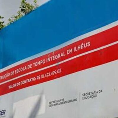 Em cumprimento à legislação eleitoral, Prefeitura cobre marcas nas placas de obras públicas