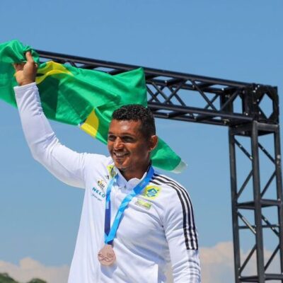 Isaquias Queiroz é campeão mundial no C1 500 metros no Canadá