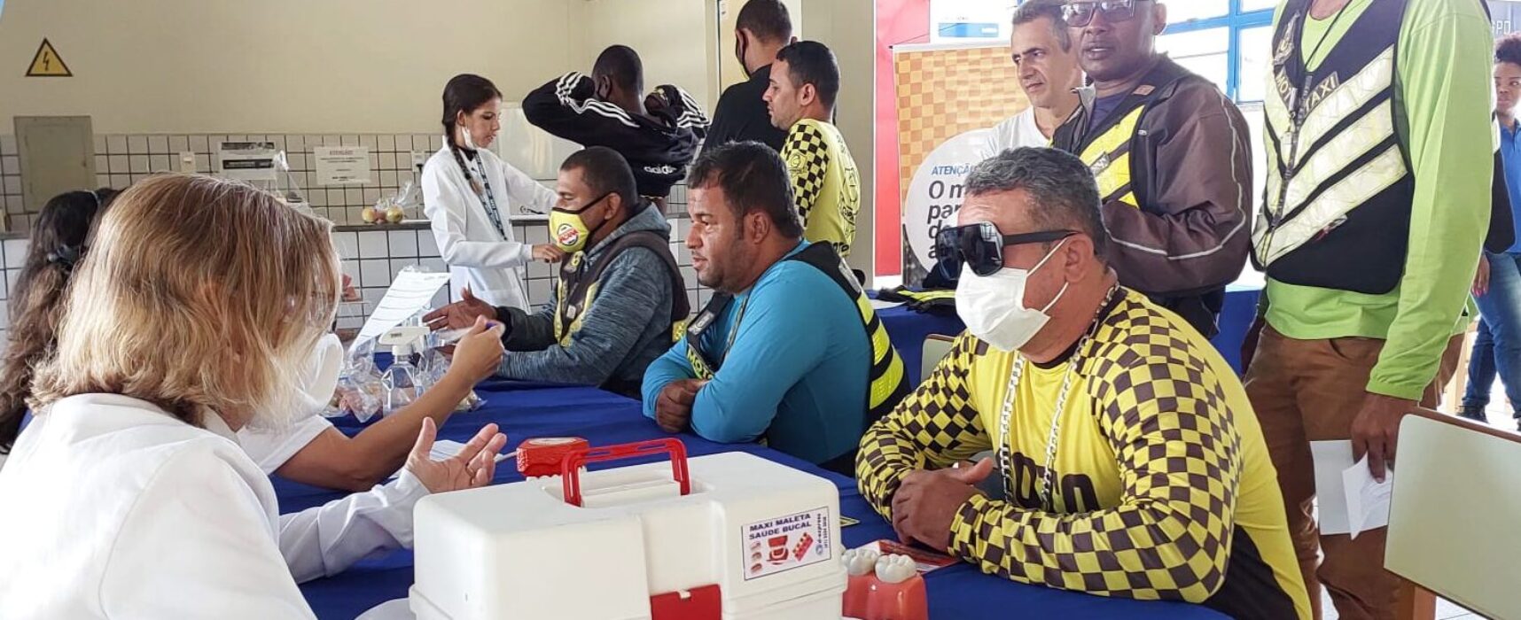 Prefeitura entrega 430 alvarás para mototaxistas regulamentados de Itabuna