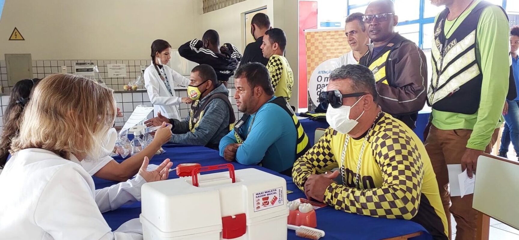 Prefeitura entrega 430 alvarás para mototaxistas regulamentados de Itabuna