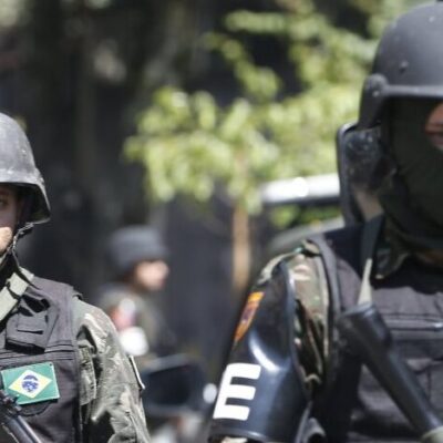 Sob ordem de Bolsonaro, Forças Armadas mudam às pressas desfile militar no Rio
