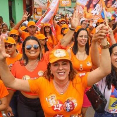 Em feira livre de Uruçuca, Soane escuta demandas de comerciantes e moradores