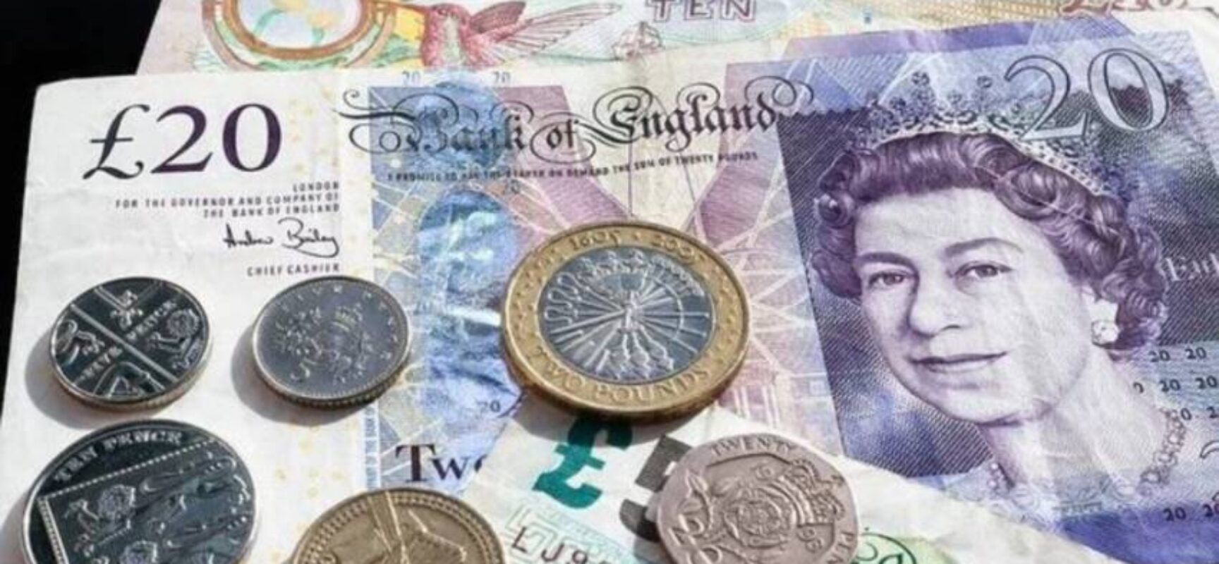 Reino Unido gastará R$ 354 bi para mudar cédulas após morte de Elizabeth II