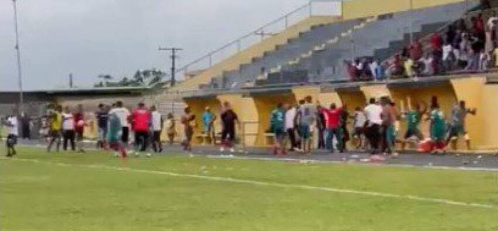 Partida de futebol pelo Intermunicipal baiano acaba com pancadaria entre equipes