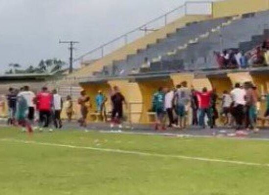 Partida de futebol pelo Intermunicipal baiano acaba com pancadaria entre equipes