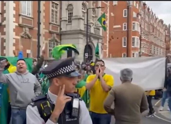 Policia de Londres resguarda ambientalistas contra apoiadores de Bolsonaro
