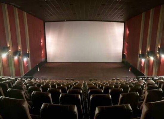 Após ingressos a R$10, cinemas brasileiros têm terceiro maior público do ano