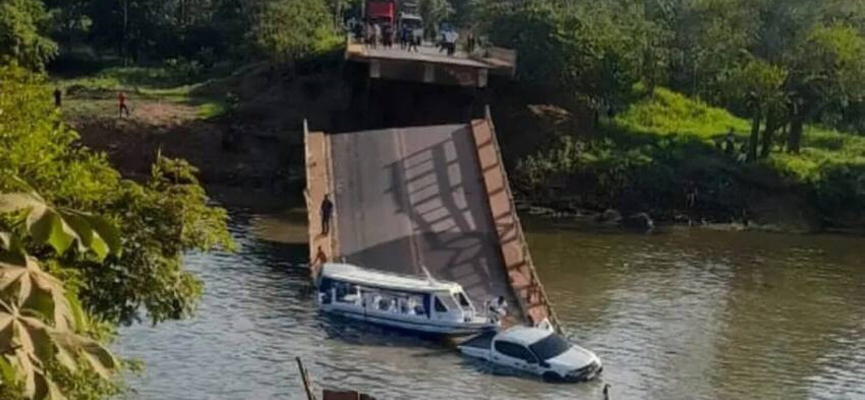Três pessoas morrem e 14 ficam feridas após ponte desabar Manaus