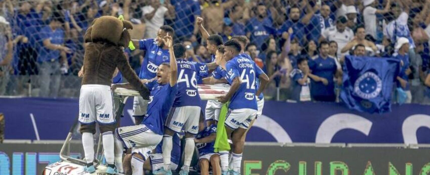 Cruzeiro derrota o Vasco e retorna à Série A do Brasileiro