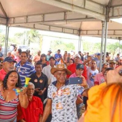 Soane recebe apoio popular durante carreata nas ruas de Una