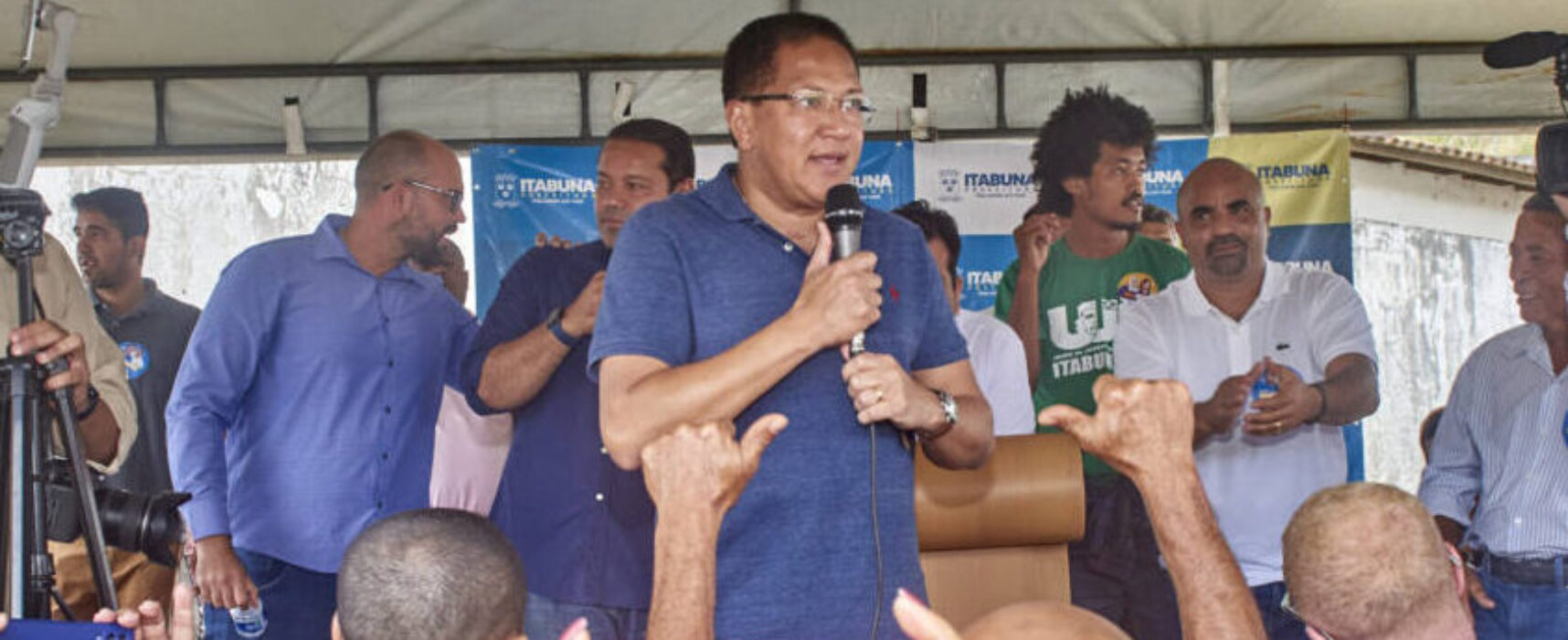 Prefeito Augusto Castro assina ordem de serviço no Emanoel Leão em clima de festa dos moradores  