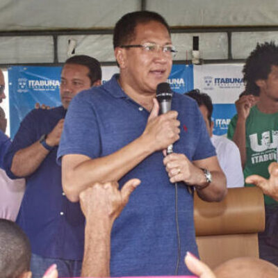 Prefeito Augusto Castro assina ordem de serviço no Emanoel Leão em clima de festa dos moradores  