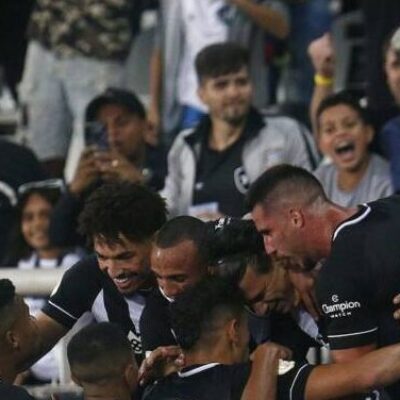 Botafogo vence Coritiba em casa e dorme em 10º lugar no Brasileirão