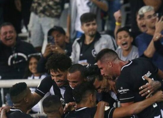Botafogo vence Coritiba em casa e dorme em 10º lugar no Brasileirão