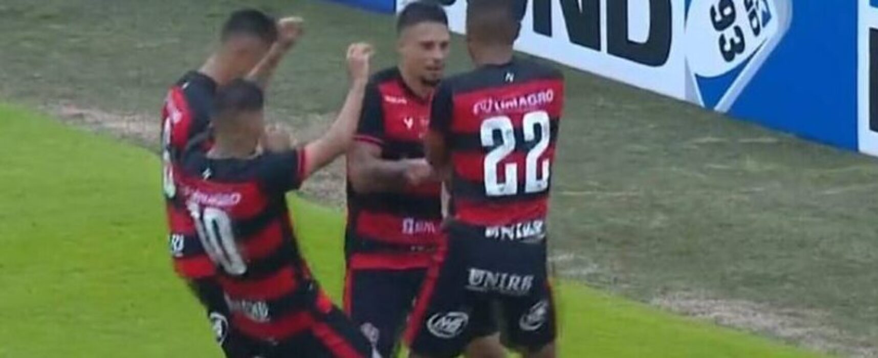 Vitória vence Figueirense e fica mais perto do acesso