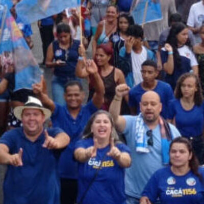 Debaixo de chuva, Cacá Colchões realiza caminhada nos bairros do Malhado e Barra em Ilhéus