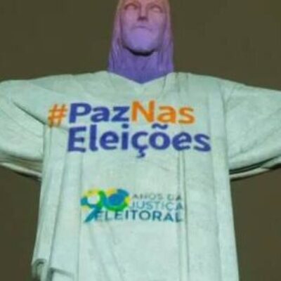 Cristo Redentor “veste camisa” pedindo paz nas elieções