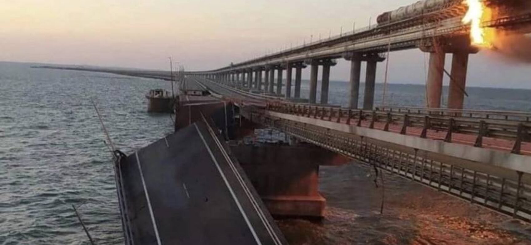 Explosões destroem parte da única ponte que liga Rússia à região da Crimeia