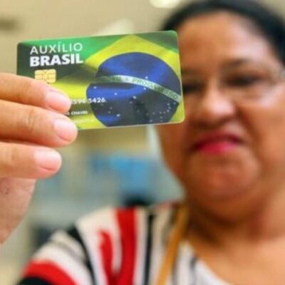 Mulheres chefiam 80% das famílias que recebem Auxílio Brasil