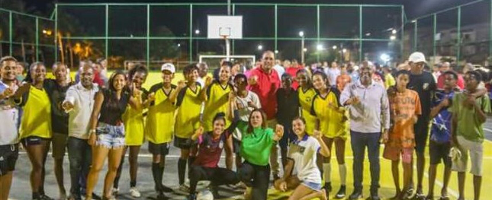 Moradores do Malhado ganham quadra revitalizada para prática esportiva e de lazer