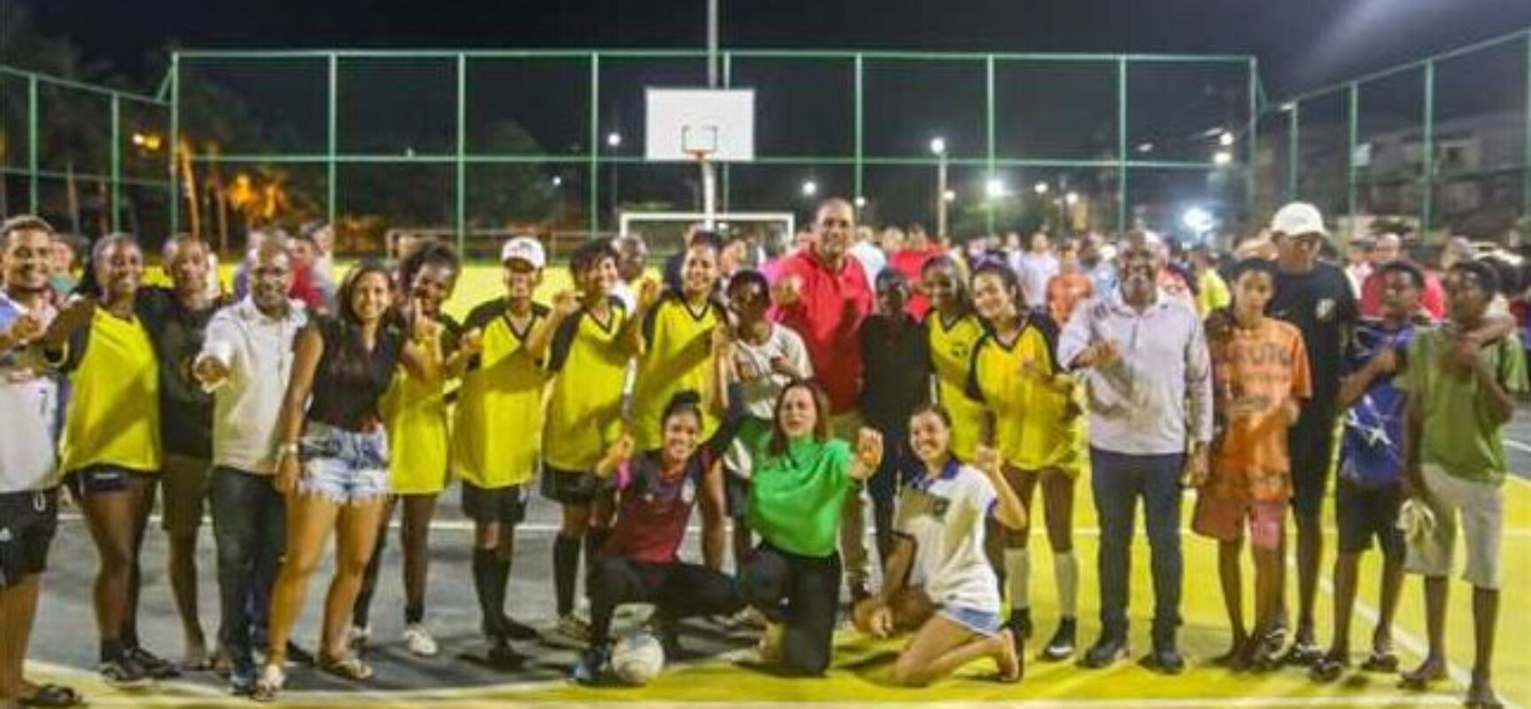 Moradores do Malhado ganham quadra revitalizada para prática esportiva e de lazer
