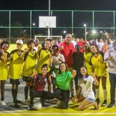 Moradores do Malhado ganham quadra revitalizada para prática esportiva e de lazer