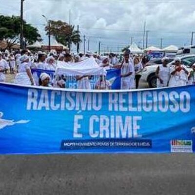 Centenas de pessoas marcham pela paz e contra a intolerância religiosa em Ilhéus