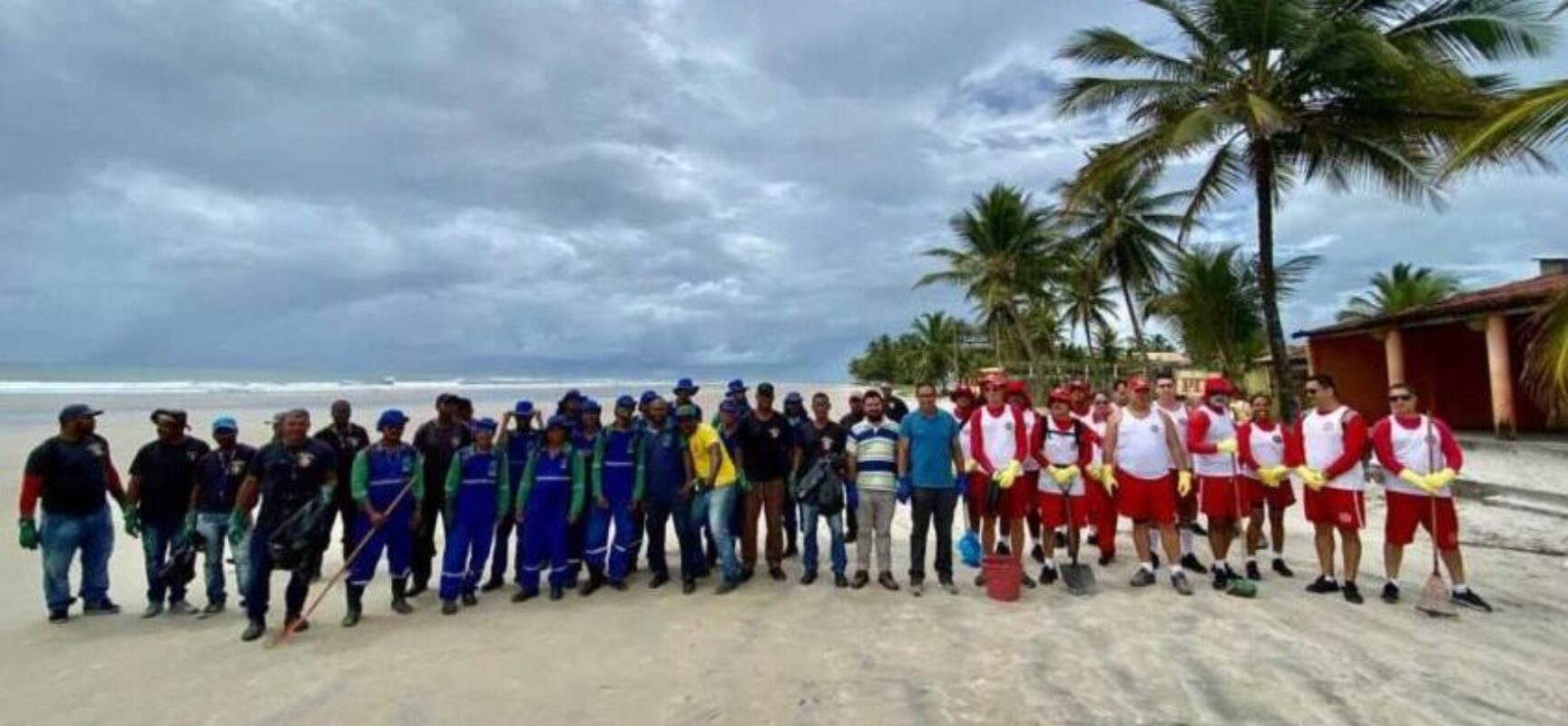 Prefeitura faz mutirão de limpeza nas praias da Zona Norte para remoção de manchas de óleo