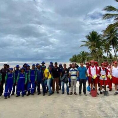 Prefeitura faz mutirão de limpeza nas praias da Zona Norte para remoção de manchas de óleo
