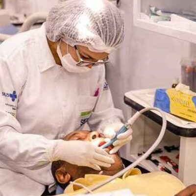 ILHÉUS: No Dia do Dentista, Prefeitura leva serviços do Odontomóvel para pescadores e marisqueiros da Barra