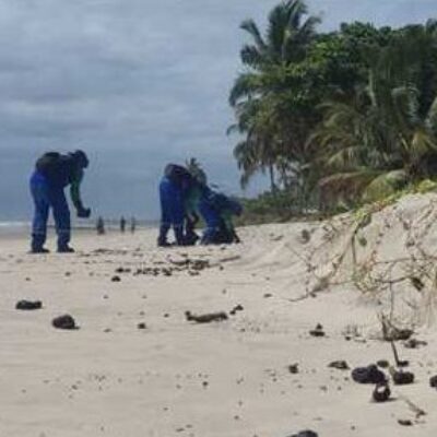 Prefeitura realiza limpeza das praias e cria canal para população indicar manchas de óleo