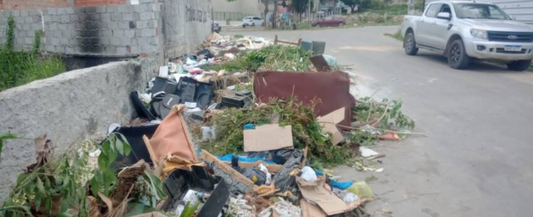 Prefeitura inicia a semana com serviços de limpeza nos quatro cantos de Itabuna