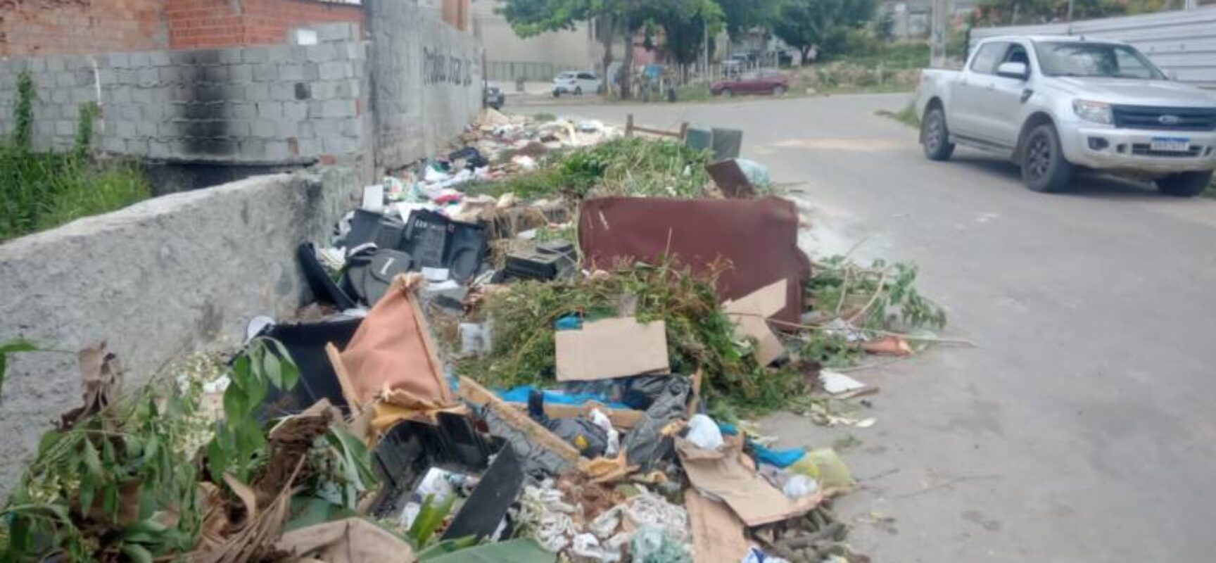 Prefeitura inicia a semana com serviços de limpeza nos quatro cantos de Itabuna