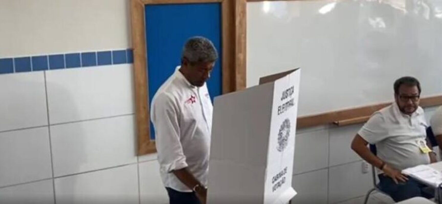 Acompanhado por Rui, Jerônimo vota no bairro de Brotas, em Salvador