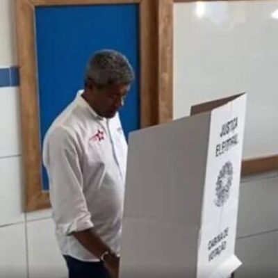 Acompanhado por Rui, Jerônimo vota no bairro de Brotas, em Salvador