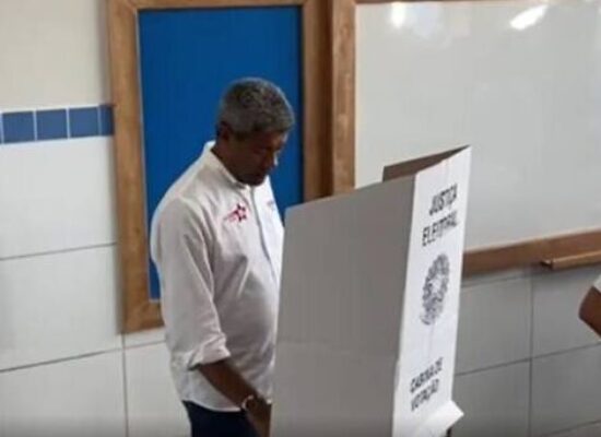 Acompanhado por Rui, Jerônimo vota no bairro de Brotas, em Salvador