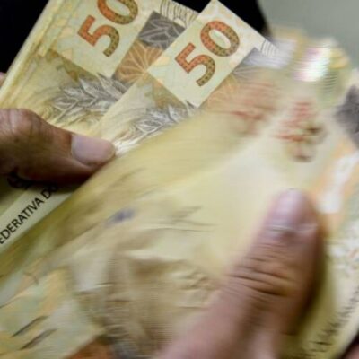 Vereador lança R$ 250 mil de suposto suborno pela janela da Câmara de Cândido Mendes (MA)