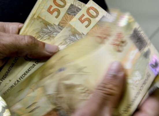 Vereador lança R$ 250 mil de suposto suborno pela janela da Câmara de Cândido Mendes (MA)