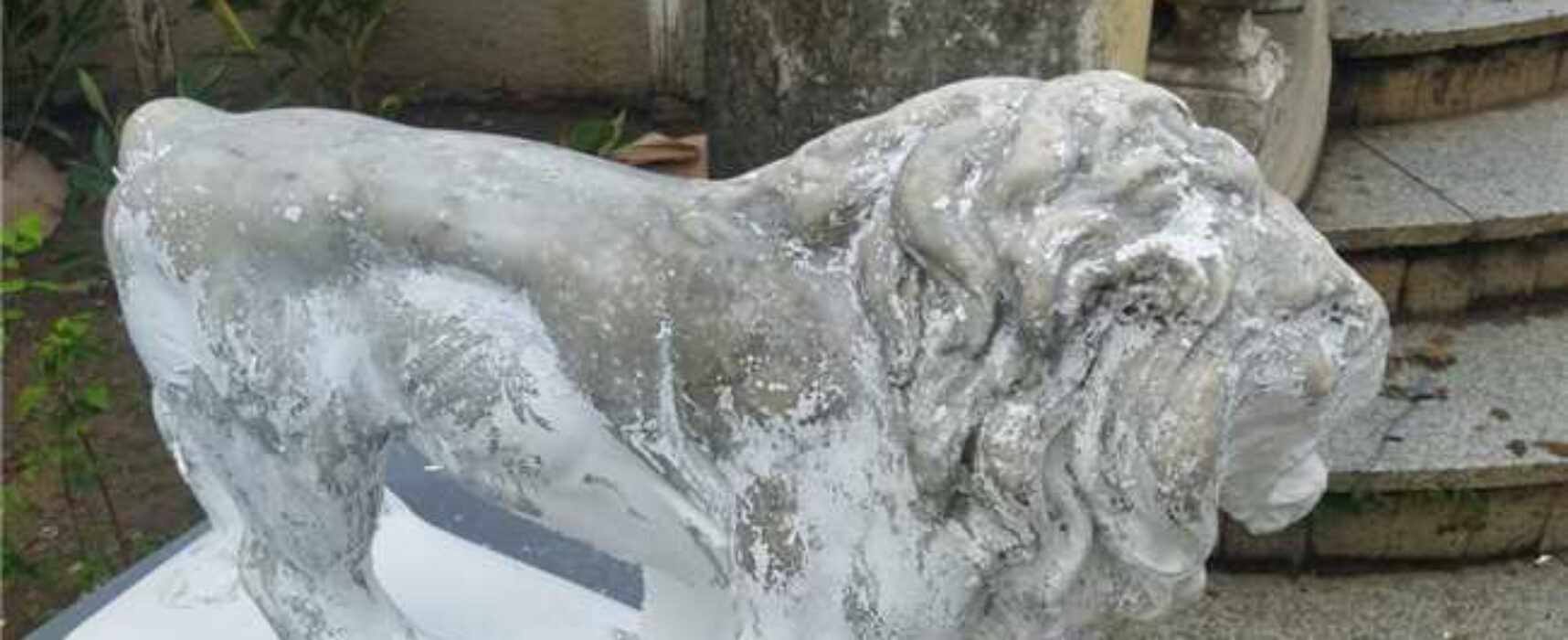 Prefeitura diz que escultura foi pintada de forma equivocada e faz remoção imediata de tinta