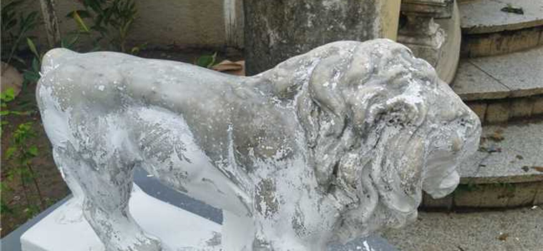 Prefeitura diz que escultura foi pintada de forma equivocada e faz remoção imediata de tinta