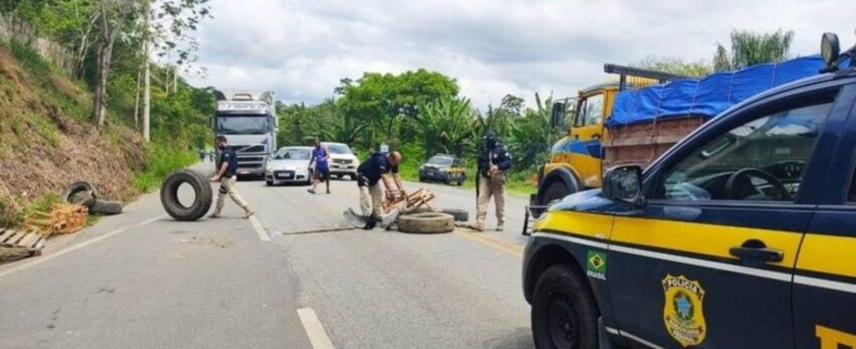 Estradas baianas são desobstruídas; apenas um ponto permanece interditado