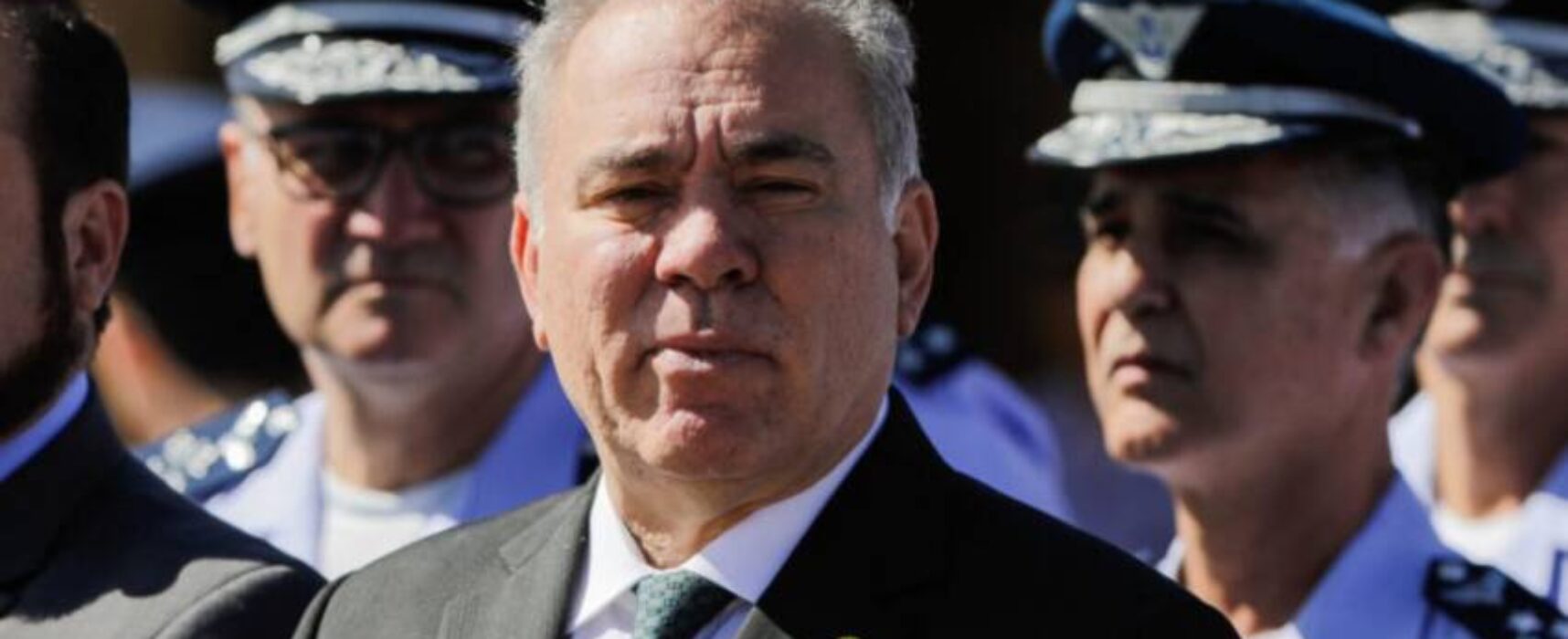 Queiroga é vaiado em evento e xinga plateia de “covardes”