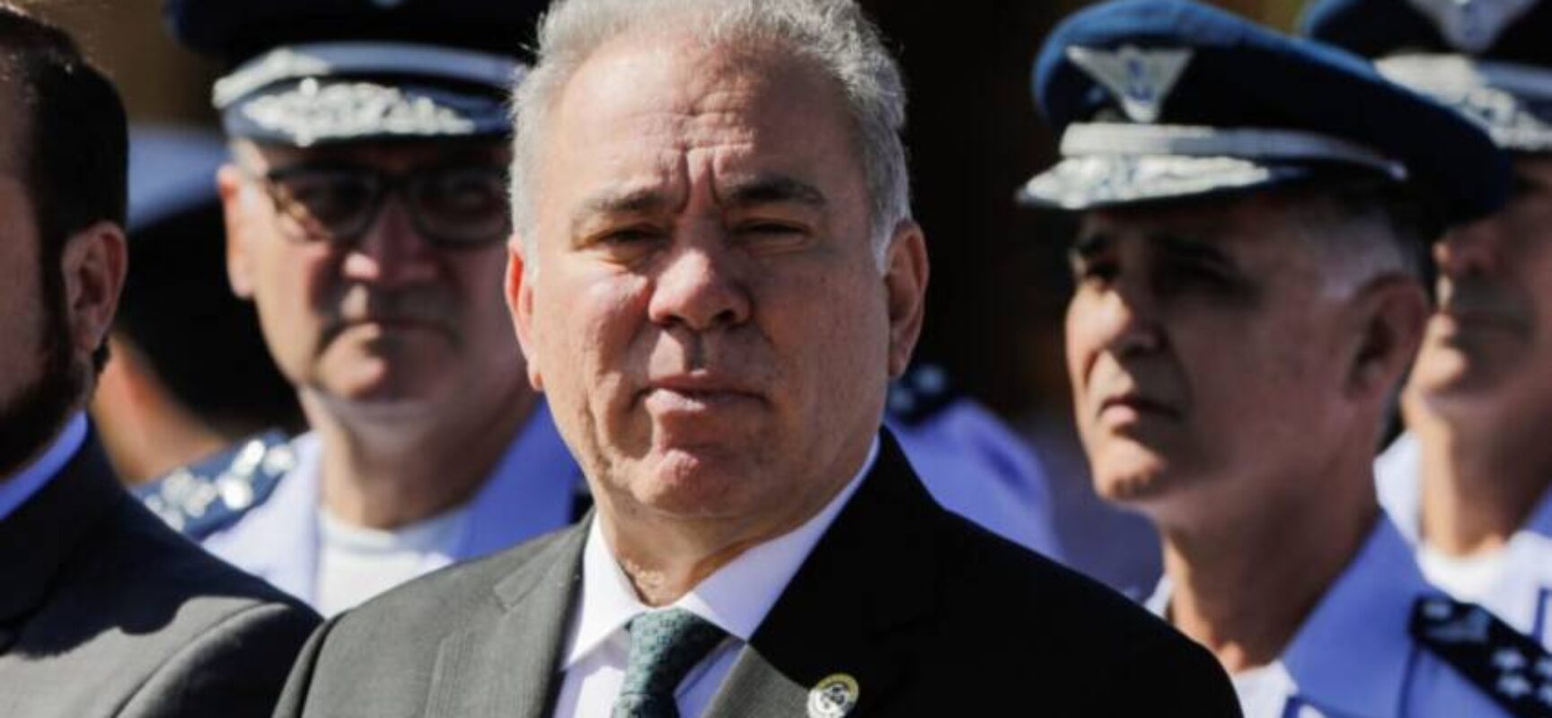 Queiroga é vaiado em evento e xinga plateia de “covardes”