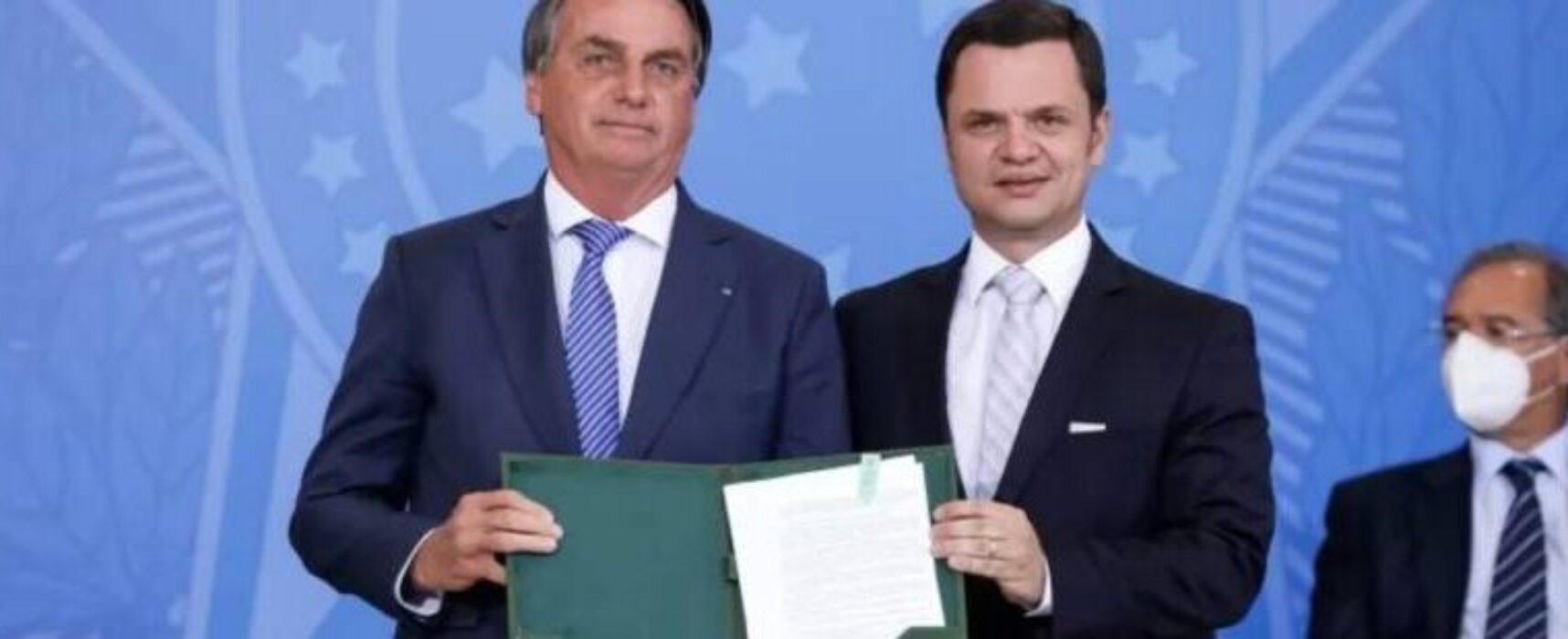 Com o governo Bolsonaro no fim, Ministério da Justiça concede medalha ao próprio ministro