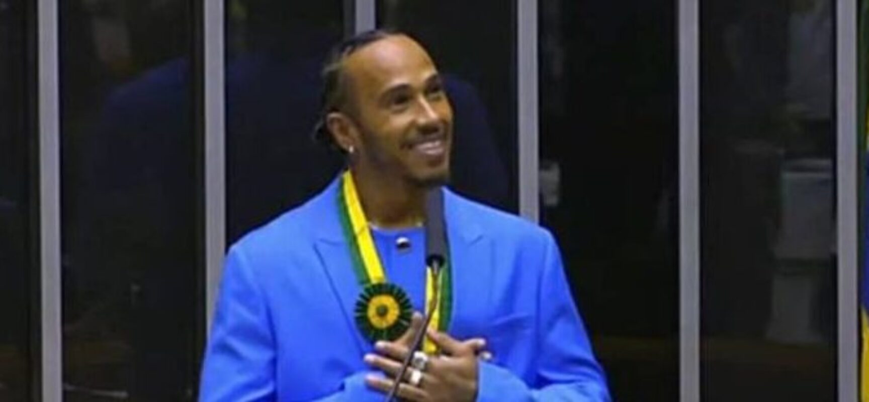 Lewis Hamilton é homenageado pela Câmara e recebe título de cidadão honorário brasileiro