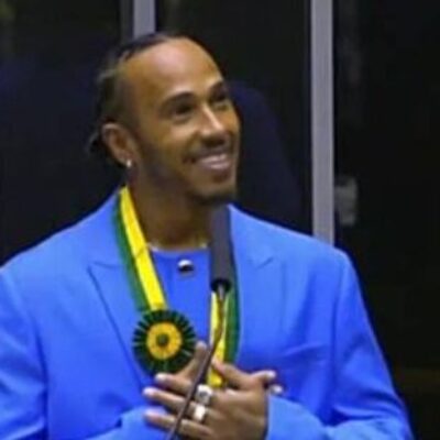 Lewis Hamilton é homenageado pela Câmara e recebe título de cidadão honorário brasileiro