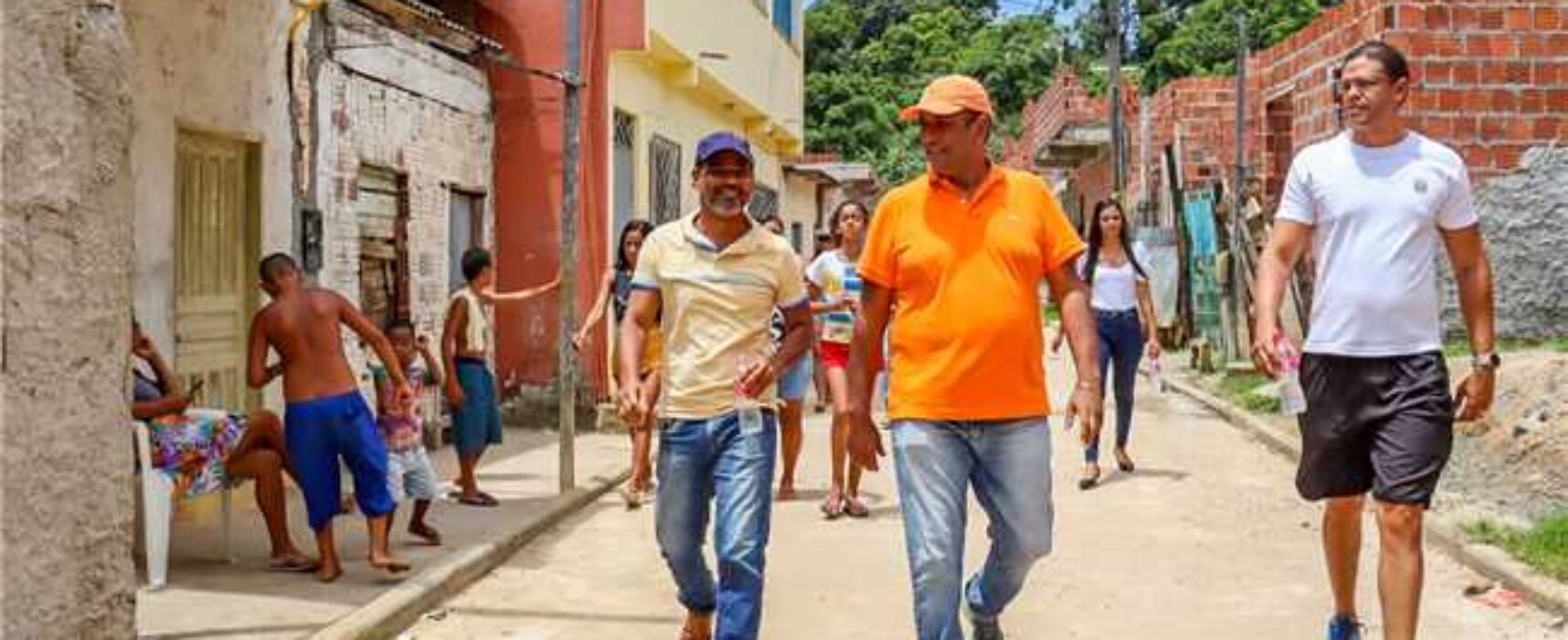 Prefeito Mário Alexandre confere pavimentação na Vila Freitas e destaca pacote de obras em Ilhéus